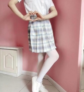 Cutie Asian Girl unconsicously step on a poor frog Squish & Crush Fetish